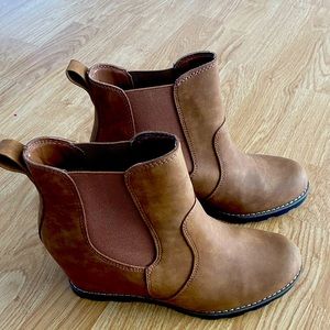 Universal Thread Boots, Size 9, Never worm!